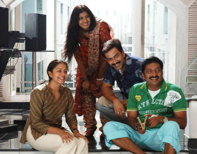 Prithviraj, Jyothika and Prakash Raj in Mozhi